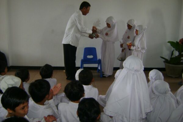 Membentuk karakter islami di SD IGS